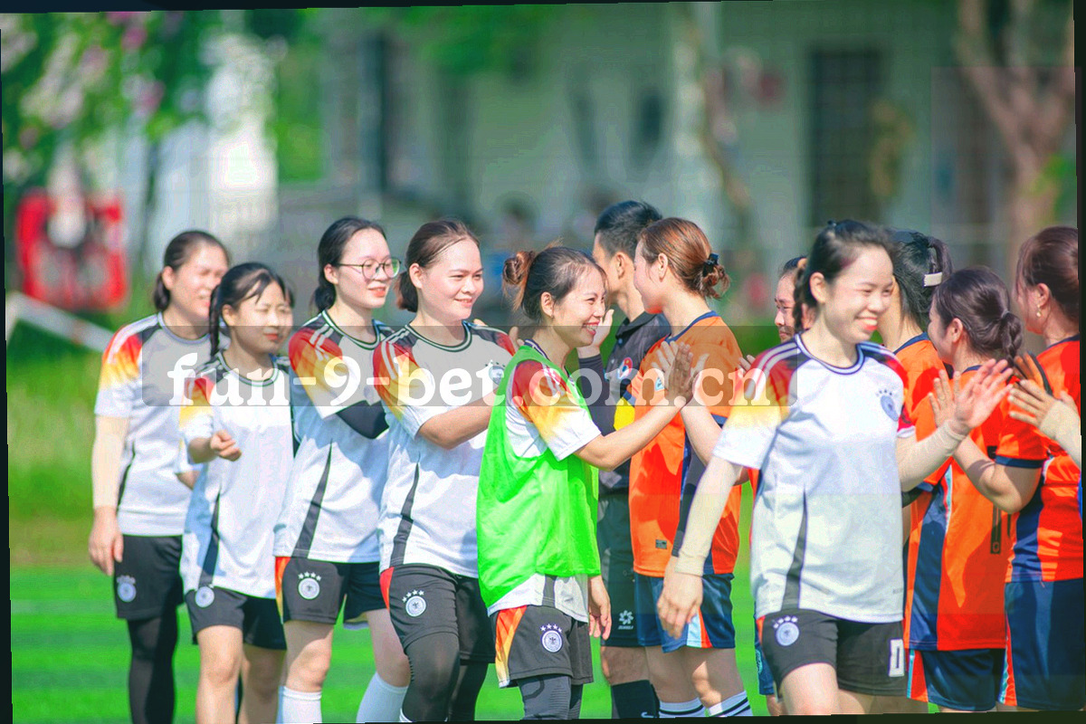 多个竖屏界面微距排列并高亮触控热区的示意画面